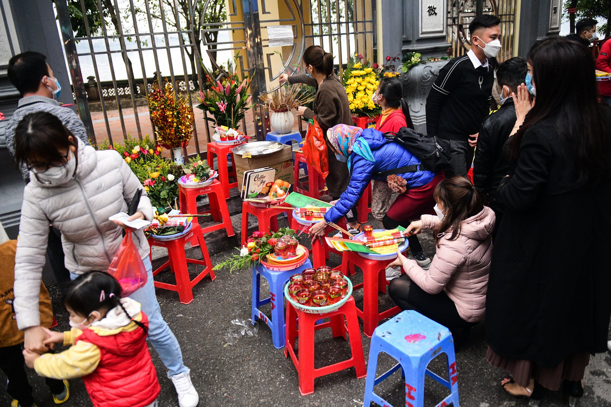 Đôi lúc tình trạng lộn xộn xảy ra khi lượng người tới cầu may quá đông và khu vực trước cổng phủ Tây Hồ không có người của ban quản lý giám sát.