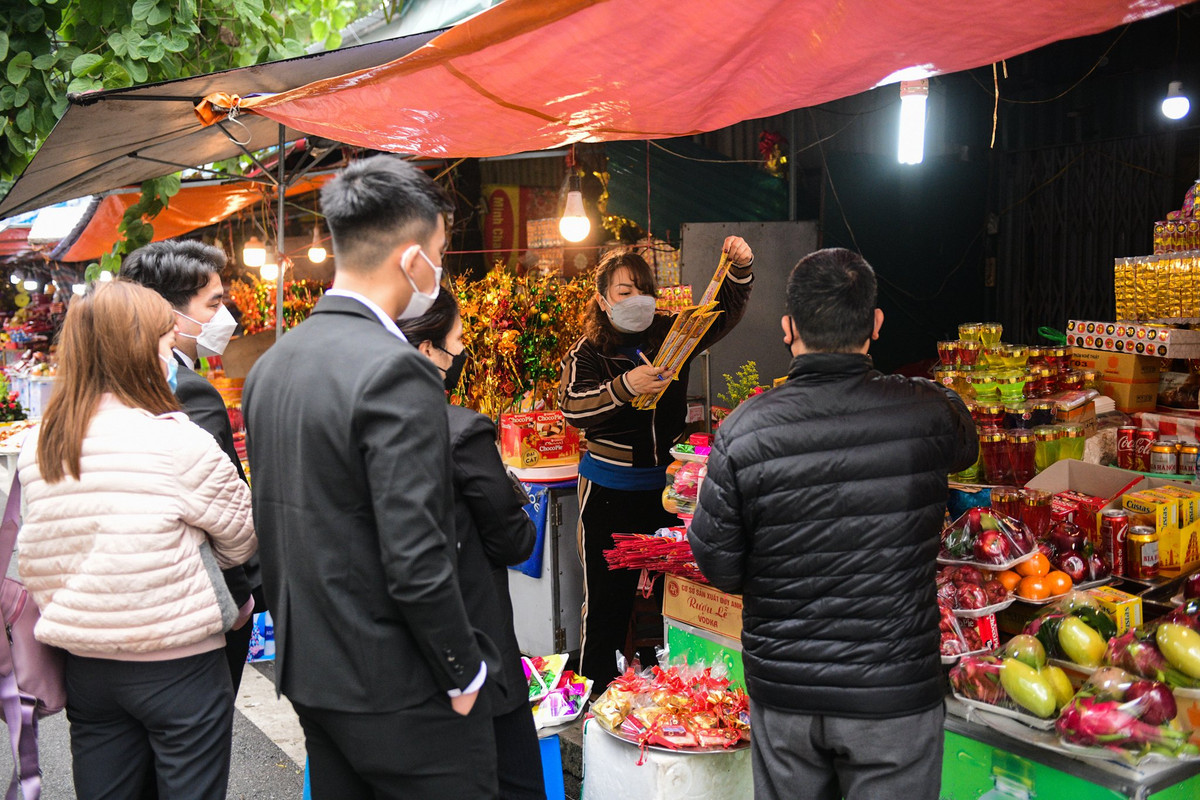 Những quán bán đồ cúng gần đó đều đông khách. Một mâm cúng có đủ hoa quả, hương, sớ... có mức giá 150.000-250.000 đồng.