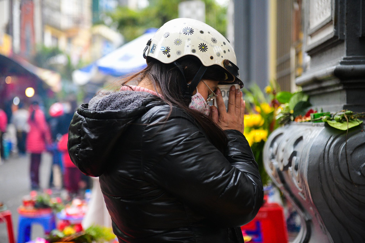 Chị Thanh Xuân (người dân quận Tây Hồ) tới vái vọng. Năm nào chị cũng tới phủ để cầu bình an cho gia đình. Năm nay, chị xin thêm cho đường tình duyên để được yên bề gia thất. "Tôi nghe tin phủ đóng nhưng mình thành tâm nên vái vọng tôi cũng đến", chị Xuân nói.