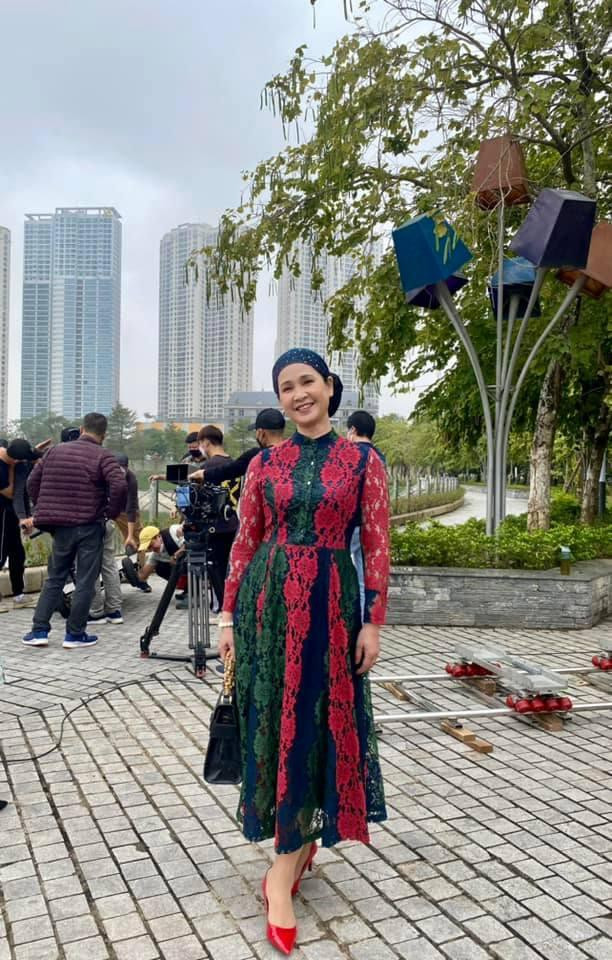 Thuong ngay nang ve vua khai may phan 2, NSND Lan Huong mac COVID-19-Hinh-2