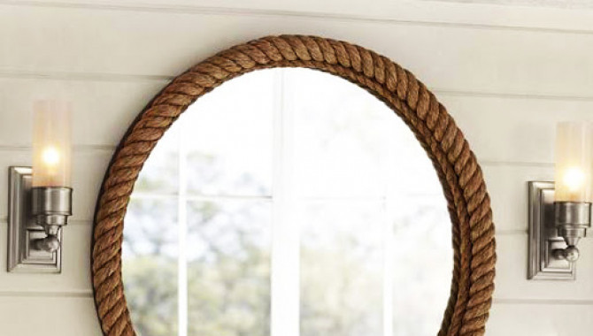 Tuy nhiên trong phong thủy, thì chiếc gương soi tượng trưng cho sự trống trải dễ gây ra rạn nứt tình cảm vợ chồng hoặc có người "thứ ba" phá hoại. Vì vậy, khi đặt gương soi thẳng cửa chính gia đạo dễ xảy ra rạn nứt, cuộc sống vợ chồng khó lòng hạnh phúc như mong muốn.