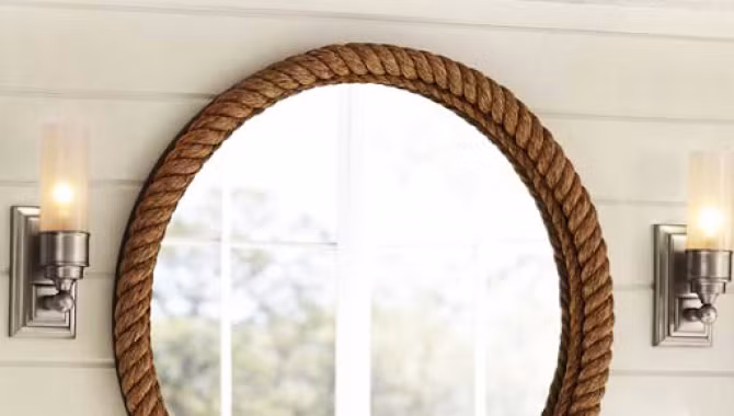 Tuy nhiên trong phong thủy, thì chiếc gương soi tượng trưng cho sự trống trải dễ gây ra rạn nứt tình cảm vợ chồng hoặc có người "thứ ba" phá hoại. Vì vậy, khi đặt gương soi thẳng cửa chính gia đạo dễ xảy ra rạn nứt, cuộc sống vợ chồng khó lòng hạnh phúc như mong muốn.