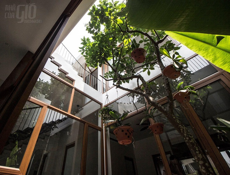 "Nhà của mẹ" được thiết kế 1,5 tầng, lấy cảm hứng từ nếp nhà nông thôn truyền thống, gợi nhắc về căn nhà thời thơ ấu chứa đầy kỷ niệm mà đã phải bán đi khi xưa của anh Tâm. Công trình có điểm nhấn là mái nhà dốc xoè rộng, mái được đổ bê tông, chống nóng cẩn thận và lát đá, góc mái “vén” lên để đón hướng gió mát thổi vào nhà.