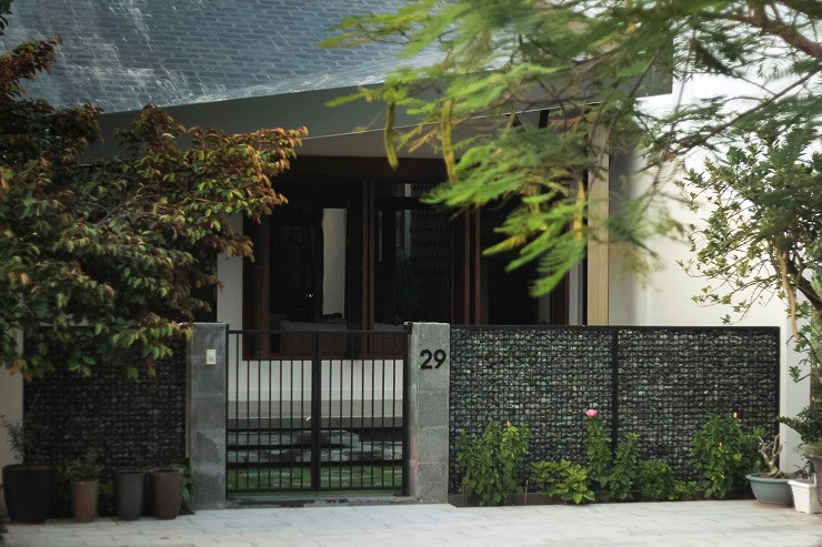 "Nhà của mẹ" có diện tích 150m2. KTS chia sẻ rằng đây là một công trình rất đặc biệt, là một ngôi nhà tặng mẹ nên chủ nhà mong muốn ngôi nhà phải mang dáng dấp dịu dàng, gần gũi của một ngôi nhà truyền thống, gợi nhớ về ngôi nhà thời thơ ấu của gia chủ ngày xưa.