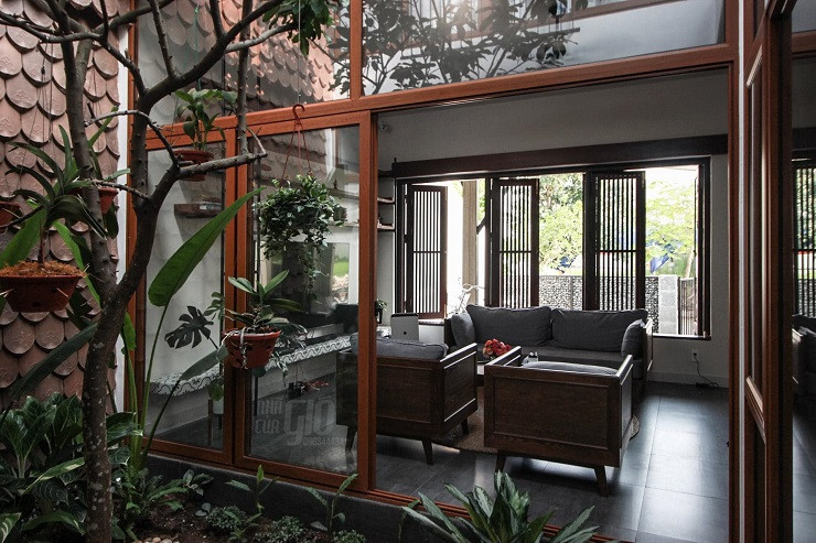 Cổng ra vào mộc mạc và gần gũi, sử dụng gam màu đen - ghi phảng phất nét hiện đại. Điểm nhấn ở cổng ra vào là tường rào nhốt đá suối, vừa mộc mạc vừa tạo nên hiệu quả thẩm mỹ.