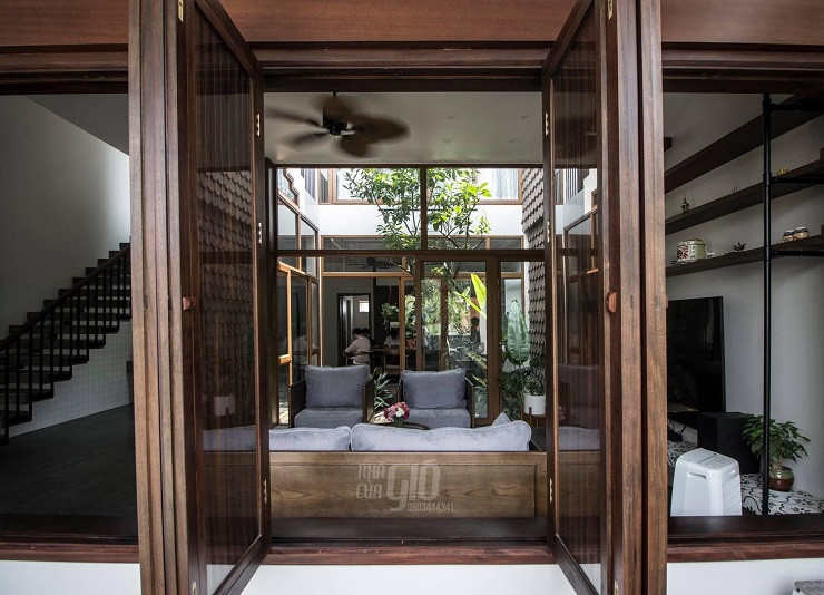 Toàn bộ kết cấu không gian xốp của ngôi nhà như hàng hiên, sân trong, vườn sau nhà hay lệch tầng đều góp phần tạo nên hiệu quả thông gió, tối ưu ánh sáng tự nhiên, đồng thời tạo nên sự ấm cúng, gần gũi cho không gian đậm kiến trúc truyền thống. Nhờ cách thiết kế như vậy, các thành viên trong nhà có sự kết nối với nhau ở bất kỳ vị trí nào, mà vẫn đảm bảo sự riêng tư.