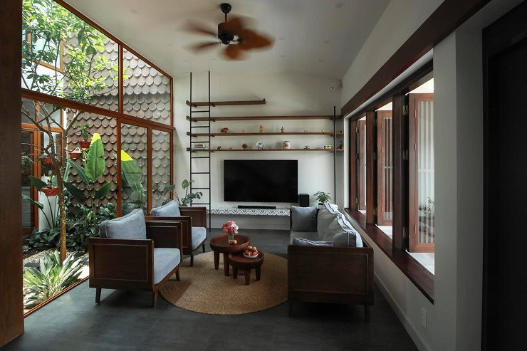 Khoảng sân vườn ở trung tâm nhà làm tốt nhiệm vụ lấy sáng và khí tươi cho công trình, cũng là nơi mà mẹ gia chủ có thể trồng, chăm sóc cây cối xanh mướt. Từ sân thượng tầng lửng có thể dễ dàng quan sát không gian bên dưới qua khoảng thông tầng sân vườn.