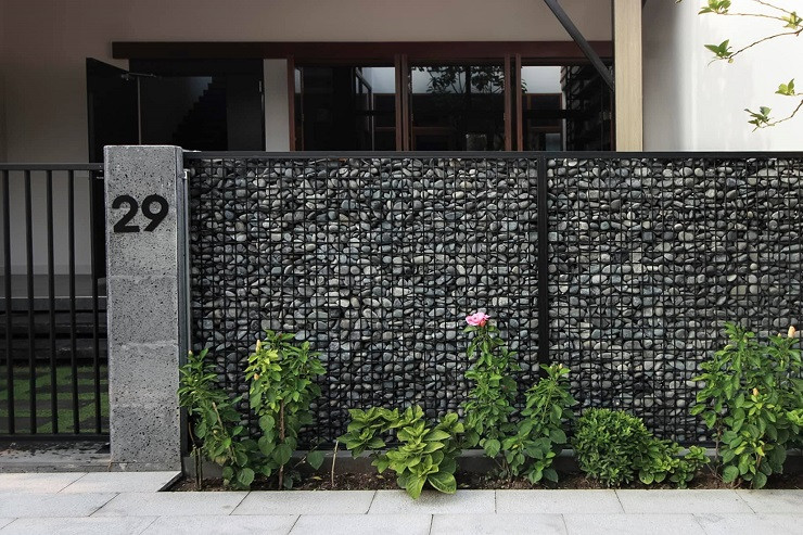 Ngôi nhà có thiết kế nhằm tối ưu hướng đi của gió vào và ra, giúp trong nhà luôn thoáng mát để mang đến cho mẹ không gian sống tự nhiên, thoải mái. Hệ cửa linh hoạt có thể mở thoáng vào mùa hè, đóng kín chắn gió vào mùa đông mà vẫn đảm bảo góc nhìn lãng mạn ra vườn cùng ánh sáng tự nhiên. Tất cả các phòng đều có thông gió đối lưu để đảm bảo khí tươi liên tục, ánh sáng tự nhiên, giúp hạn chế sử dụng điện năng vào ban ngày.