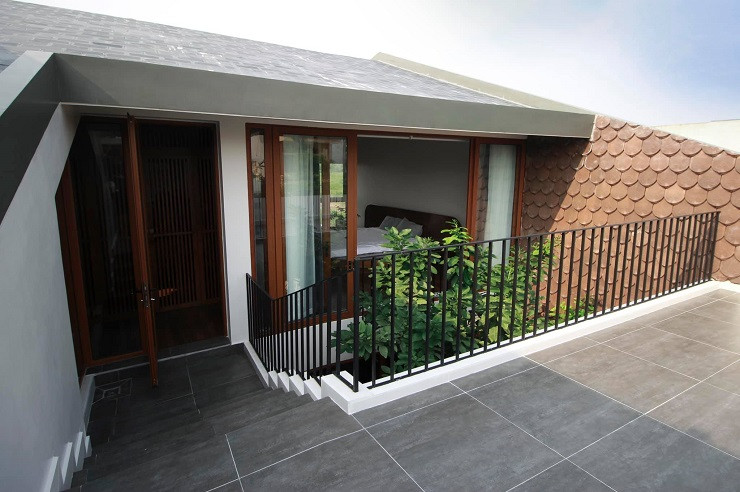 Các vật liệu sử dụng trong công trình đều là vật liệu kiểu cũ, vừa quen vừa lạ. Ngói mũi hài ốp dọc tường như cánh chim hạc, tường rào nhốt đá suối để cây cỏ có thể sinh trưởng qua thời gian, gạch ốp từ làng cổ Bát Tràng, gạch họa tiết hoa sen thời Lý,... Hệ thực vật cũng được lựa chọn cẩn thận, là những loại cây quen thuộc với văn hoá người Việt như cây bưởi, cây chuối,...để mẹ cảm thấy gần gũi, gắn bó trong ngôi nhà của mình. Cách thiết kế vừa giản dị, vừa tạo nên điểm nhấn thẩm mỹ cho ngôi nhà.