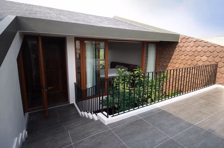 Các vật liệu sử dụng trong công trình đều là vật liệu kiểu cũ, vừa quen vừa lạ. Ngói mũi hài ốp dọc tường như cánh chim hạc, tường rào nhốt đá suối để cây cỏ có thể sinh trưởng qua thời gian, gạch ốp từ làng cổ Bát Tràng, gạch họa tiết hoa sen thời Lý,... Hệ thực vật cũng được lựa chọn cẩn thận, là những loại cây quen thuộc với văn hoá người Việt như cây bưởi, cây chuối,...để mẹ cảm thấy gần gũi, gắn bó trong ngôi nhà của mình. Cách thiết kế vừa giản dị, vừa tạo nên điểm nhấn thẩm mỹ cho ngôi nhà.