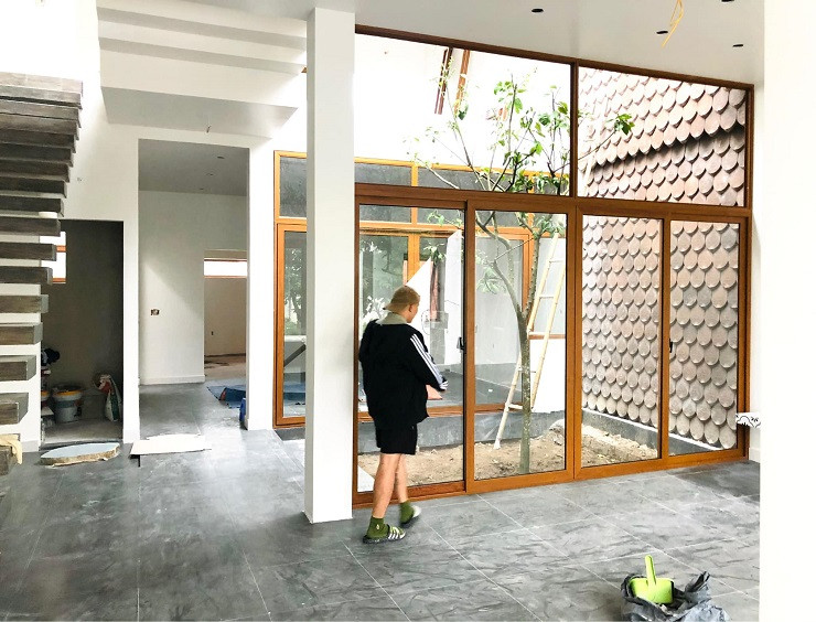 Mảnh đất nằm ở khu tái định cư đường Thanh Niên (quận Đồ Sơn, TP. Hải Phòng) có mặt tiền hướng ra cánh đồng theo sở thích của mẹ anh. Dựa theo tâm huyết của bản thân và mong muốn của mẹ, anh Tâm truyền đạt lại ý tưởng cho đội ngũ thiết kế.