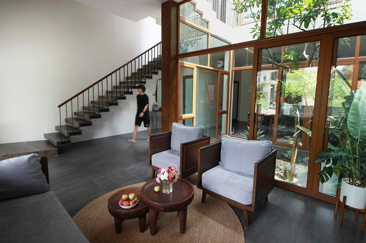 Bản thân gia chủ là một đạo diễn đồng thời là nhiếp ảnh gia, nên mong muốn ngôi nhà có chút “nghệ”, không gian phóng khoáng, tránh sa đà nhiều vào trang trí, đặc biệt sẽ là phiên bản duy nhất, không thể lỗi thời.