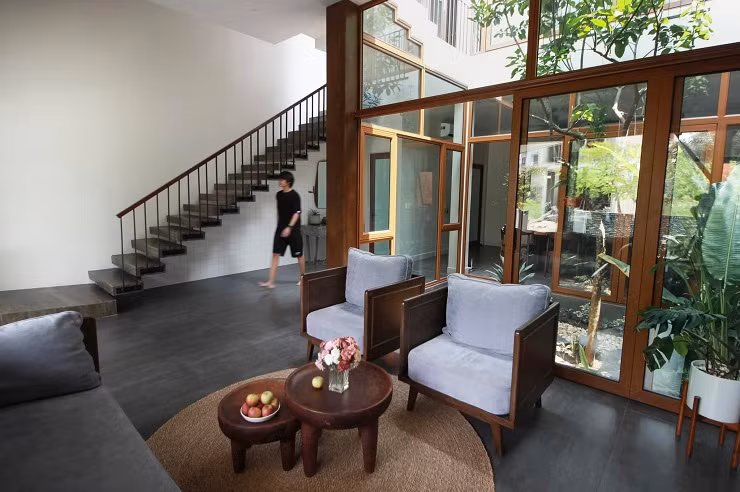 Bản thân gia chủ là một đạo diễn đồng thời là nhiếp ảnh gia, nên mong muốn ngôi nhà có chút “nghệ”, không gian phóng khoáng, tránh sa đà nhiều vào trang trí, đặc biệt sẽ là phiên bản duy nhất, không thể lỗi thời.