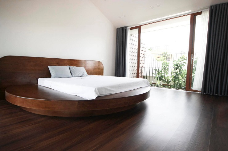 Sau hơn 10 năm lập nghiệp ở TP.HCM, anh Tâm có số tiền tiết kiệm vừa đủ để đón mẹ vào đây sinh sống cùng. Tuy nhiên, mẹ anh không muốn phải xa quê vì còn gần mộ bố. Tôn trọng quyết định của mẹ, chàng đạo diễn trẻ tìm mua mảnh đất ở quê nhà Hải Phòng và xây tặng mẹ một căn nhà để dưỡng già.