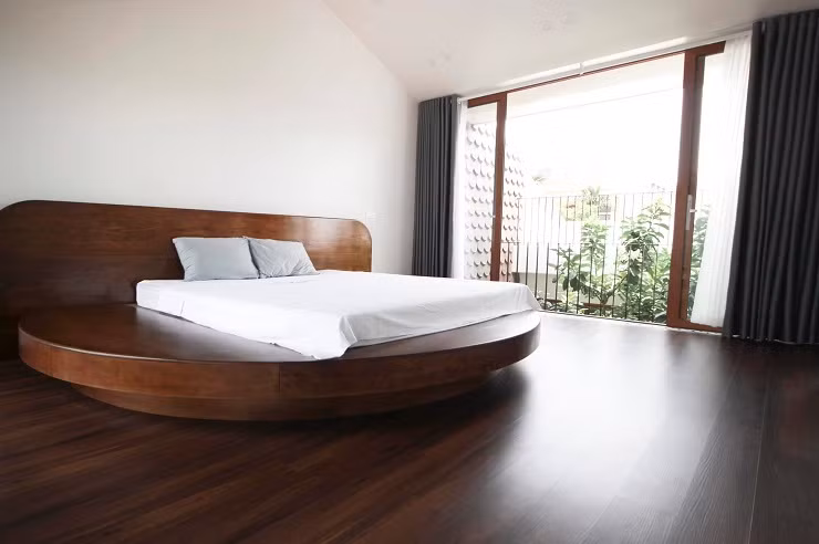 Sau hơn 10 năm lập nghiệp ở TP.HCM, anh Tâm có số tiền tiết kiệm vừa đủ để đón mẹ vào đây sinh sống cùng. Tuy nhiên, mẹ anh không muốn phải xa quê vì còn gần mộ bố. Tôn trọng quyết định của mẹ, chàng đạo diễn trẻ tìm mua mảnh đất ở quê nhà Hải Phòng và xây tặng mẹ một căn nhà để dưỡng già.