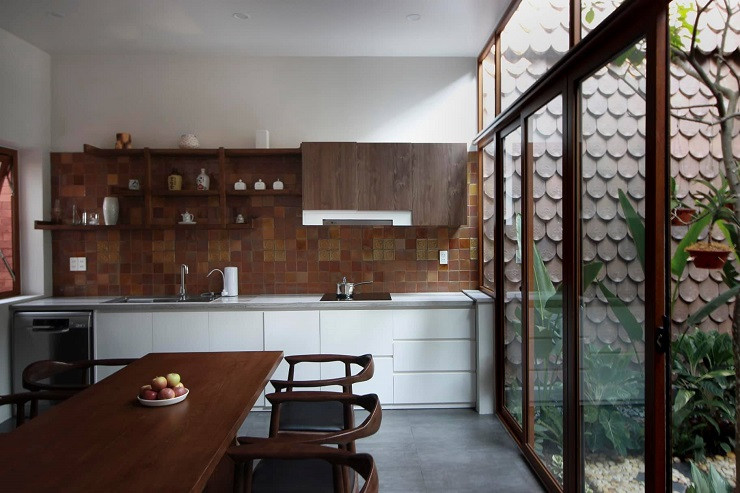 Bên cạnh đó, thiết kế phải phù hợp, hài hoà với người sử dụng chính là mẹ anh Tâm, vậy nên ngôi nhà phải thực sự tiện nghi, đảm bảo an toàn và sức khỏe cho người lớn tuổi. KTS chia sẻ: “Kết hợp giữa yêu cầu nghệ thuật và tư duy logic giống như việc sử dụng cả 2 bán cầu não cùng một lúc vậy. Chúng tôi đã phải “hội chẩn” rất nhiều lần để đưa ra được phương án, và trong một giây phút khi chúng tôi quay trở lại khu đất để xem xét, ý tưởng về ngôi nhà ra đời”.