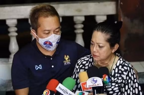 Thai do ky la cua nhom ban di cung nu dien vien 'Chiec la cuon bay'-Hinh-10