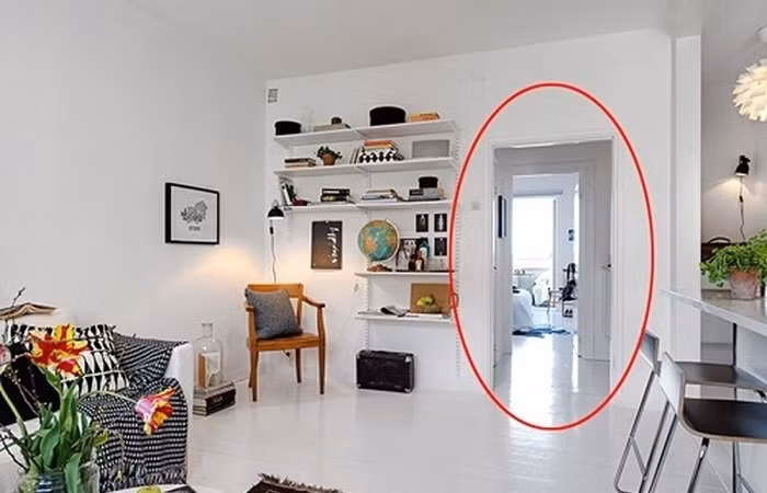  Cửa chính thẳng với ban công. Trong thiết kế nhà của nhiều gia đình, có thể nhìn thấy ban công thẳng cửa. Cách bố trí này không tốt, đặc biệt khi khoảng cách phòng khách ngắn. Người xưa quan niệm, cửa chính và ban công là lối ra vào của tài lộc. Nếu hai hướng này đối nhau, tài lộc khó giữ.