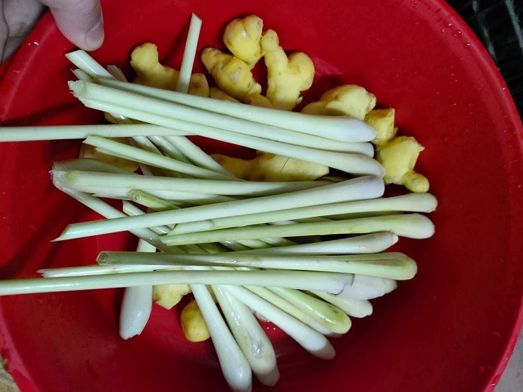 Di cho thoi COVID-19: Rau xanh dat hon thit bo, huong lieu xong 