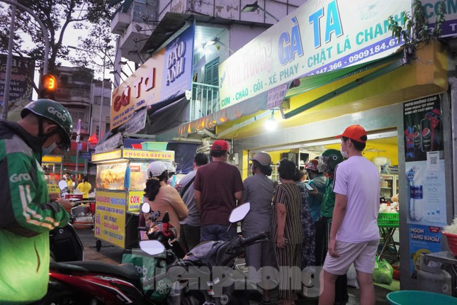 Sáng ngày 3/2 (mùng 3 Tết), gần 6h sáng đã đông đúc người dân đến xếp hàng trước các cửa hàng gà ta trên đường Trần Phú ( Quận 5, TPHCM) để mua gà cúng Tân niên.