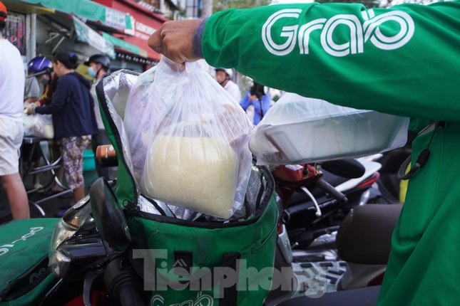 Nhiều người ngại xếp hàng sẽ đặt ship, giá thành tuy cao trong ngày Tết nhưng tiết kiệm được thời gian và công sức.