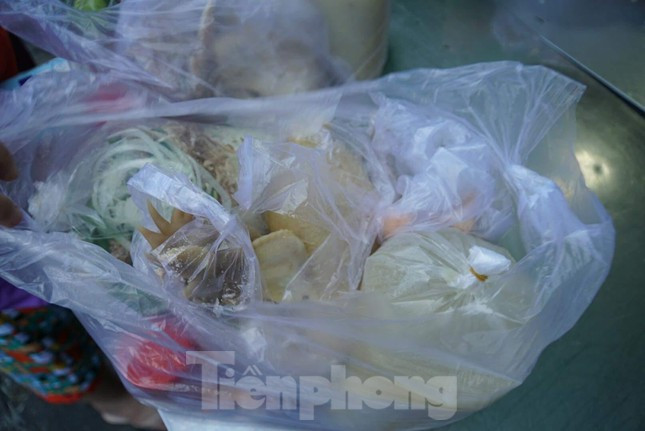 Một phần gà cúng bao gồm gà, cháo, gỏi có giá 330.000 đồng.