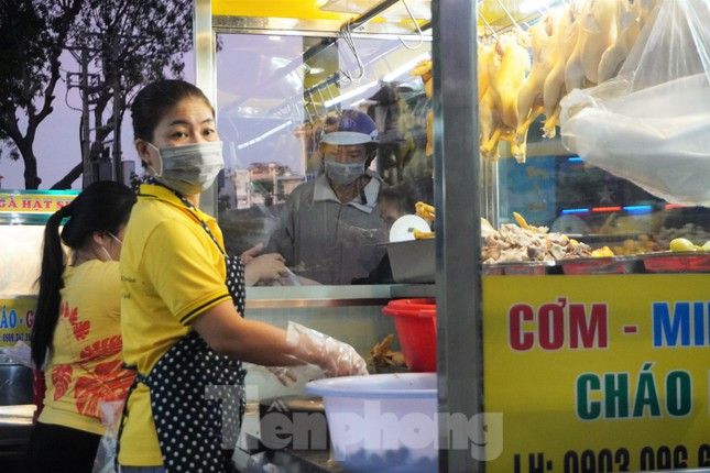 Chủ một cửa hàng bán gà trên đường Trần Phú cho biết, dự kiến trong ngày mùng 3 Tết có thể bán được 1.000 phần gà cúng.