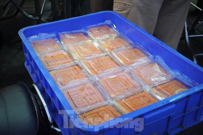 Khách có thể mua kèm thêm phần xôi gấc để cúng. Mỗi phần xôi có giá 15.000 đồng.