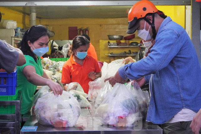 Theo phong tục người Việt, cúng mùng 3 Tết là cúng tiễn đưa ông bà ngày đầu năm, thể hiện lòng tôn kính, sự cầu mong tổ tiên ban phước lành cho hậu thế.