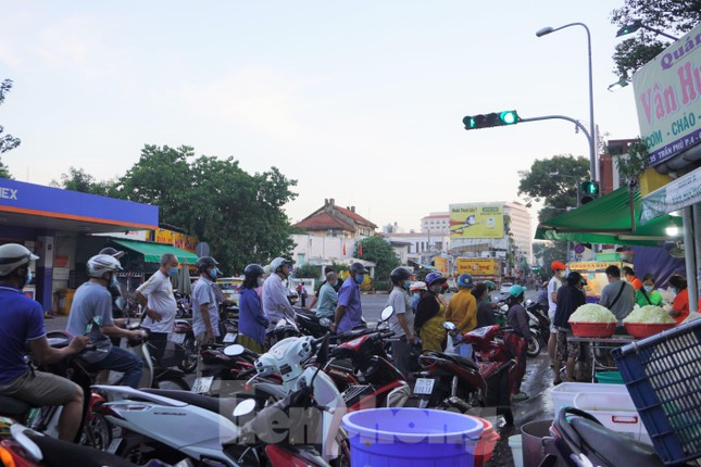 Đến 7h sáng, người dân bắt đầu nườm nượp kéo đến mua gà cúng mùng 3 Tết.