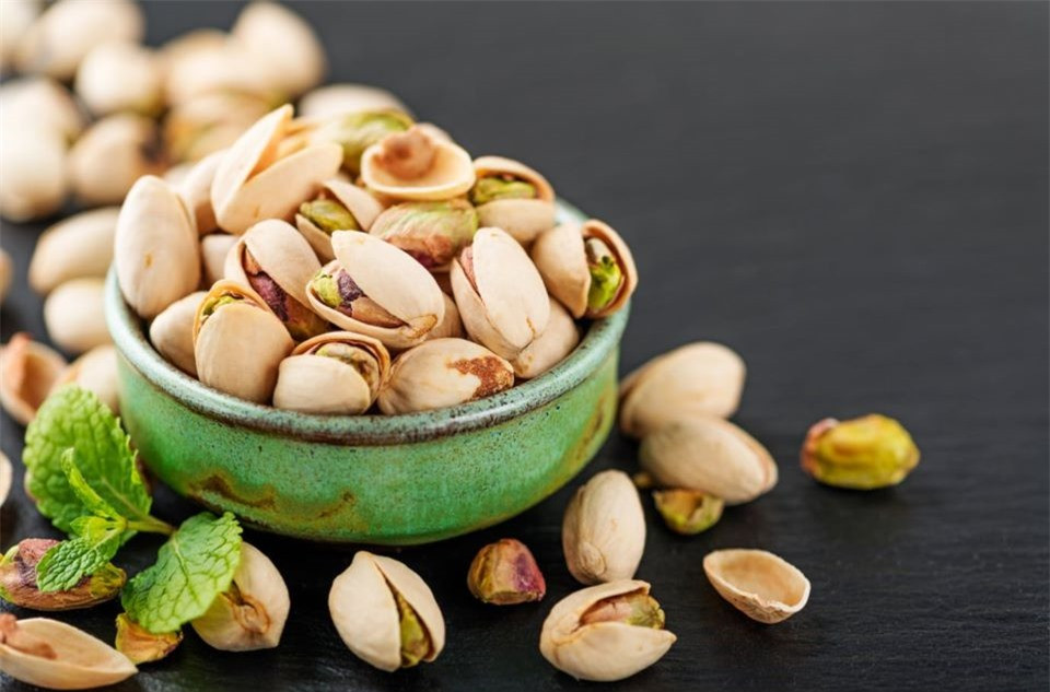 Ăn quá nhiều hạt dẻ cười gây ra những tác dụng phụ nào? ảnh 1