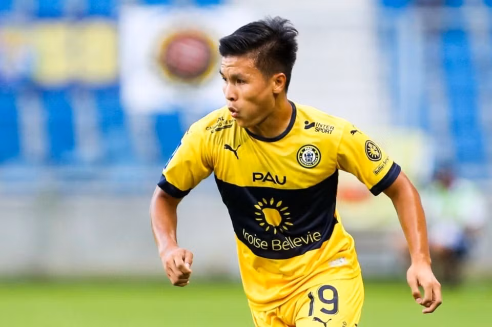 Dong doi noi gi khi Quang Hai ghi ban dau tien cho Pau FC