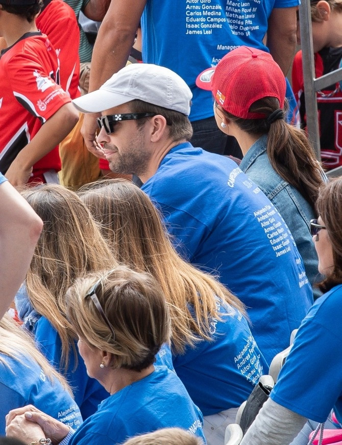 Shakira va Gerard Pique lung tung khi cung ngoi xem bong chay-Hinh-3