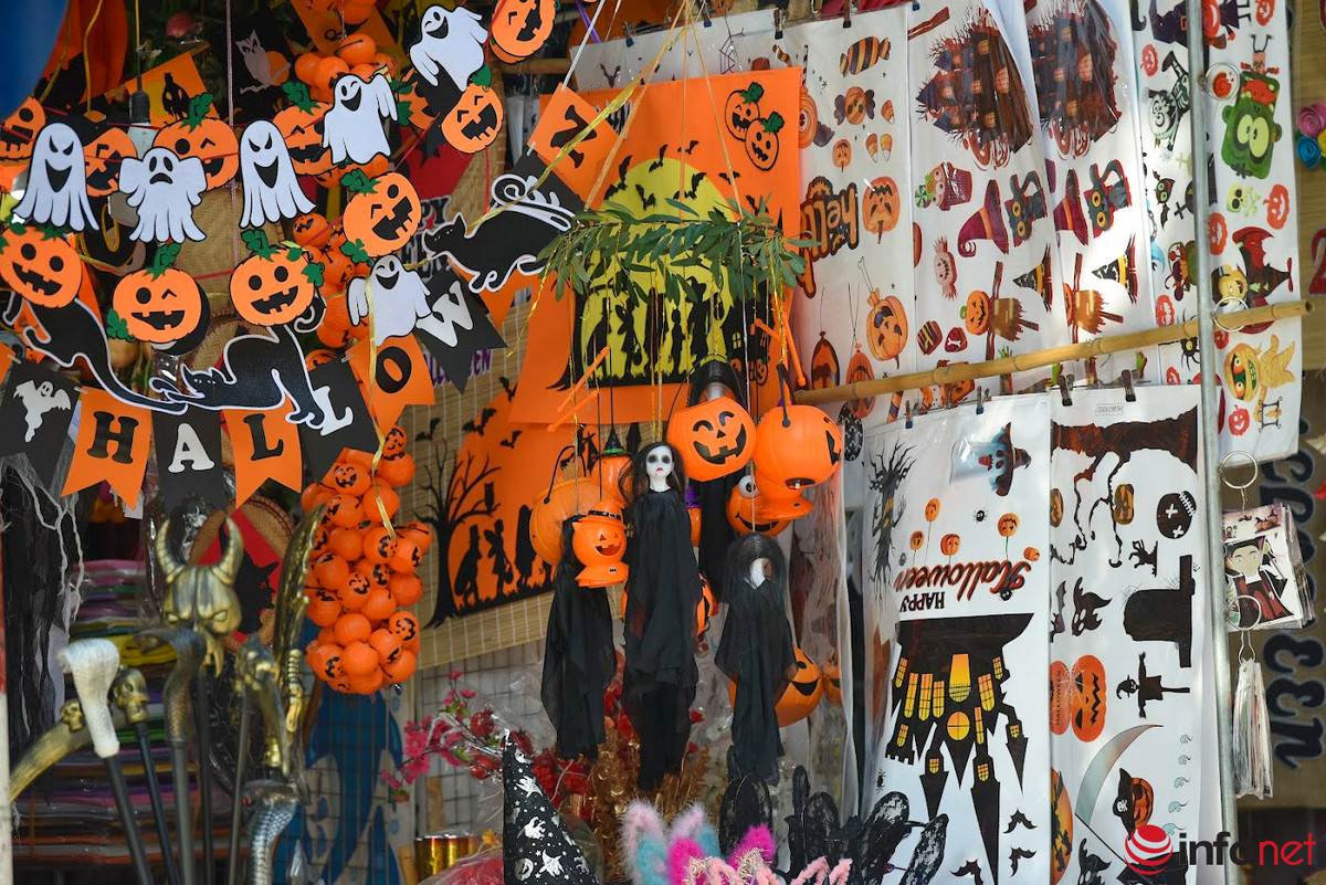 Các sản phẩm có giá đa dạng. Ví dụ, các loại mặt nạ đơn giản có giá từ 30.000 – 60.000 đồng/chiếc, mặt nạ ma có giá từ 120.000 – 350.000 đồng/chiếc. Đáng chú ý, mặt nạ "zombie máu" có giá tới 500.000 đồng/chiếc.