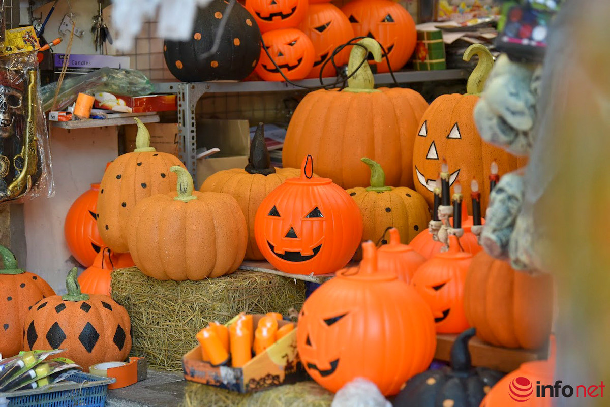 Mặt hàng được quan tâm nhiều nhất là giỏ đựng kẹo bí ngô và đèn bí ngô trang trí. Mỗi quả thường được bán với giá 70.000 - 150.000 đồng tùy từng kích cỡ.
