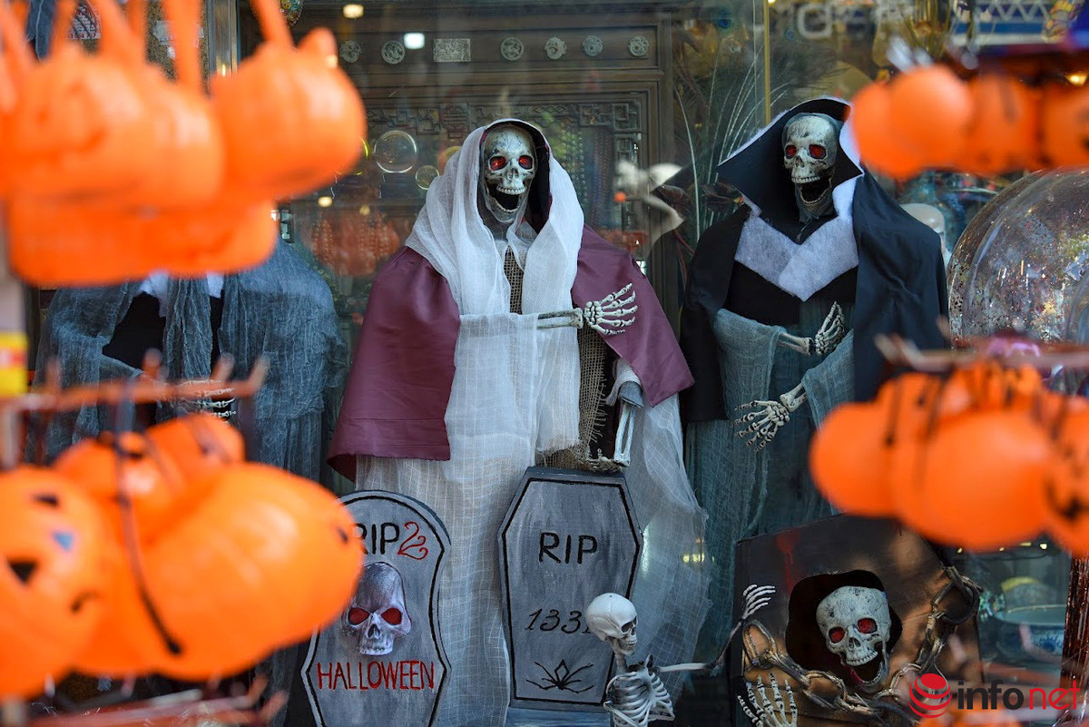 Không khí Halloween tràn ngập trên phố Hàng Mã với gam màu chủ đạo cam, đen kinh dị.