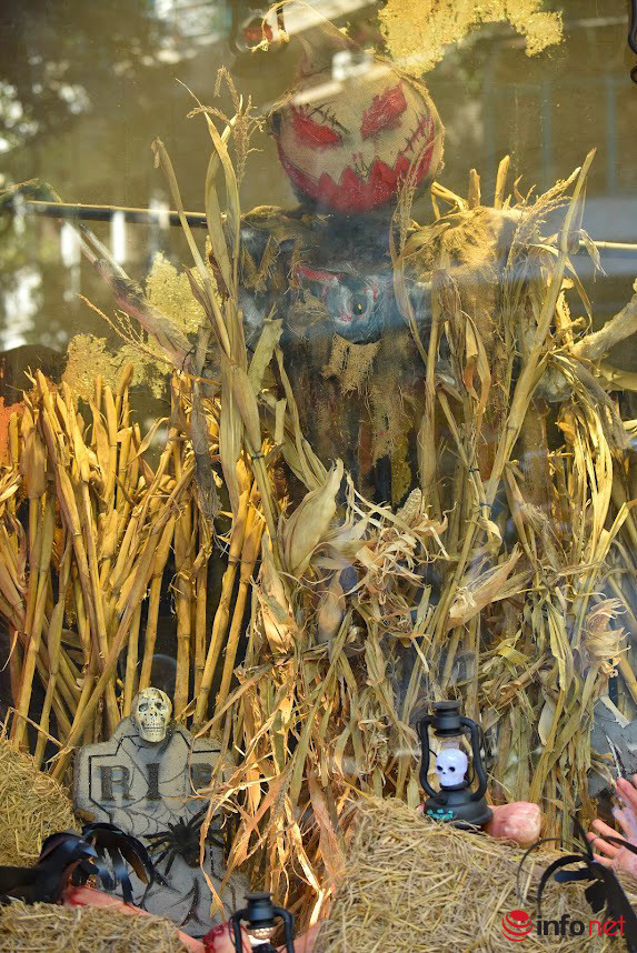 Các sản phẩm như đồ hóa trang, đồ vật trang trí phục vụ lễ hội Halloween... khá đắt hàng.