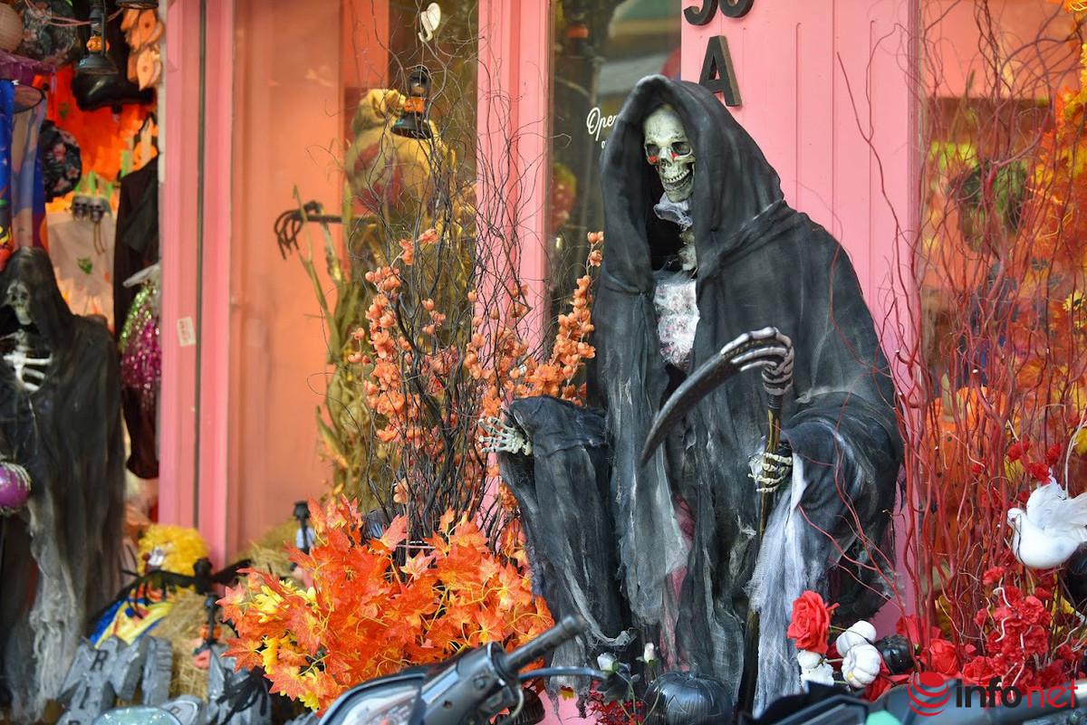 Nhiều đồ trang trí kinh dị được dựng trước các cửa hàng, khiến người đi đường không khỏi giật mình.