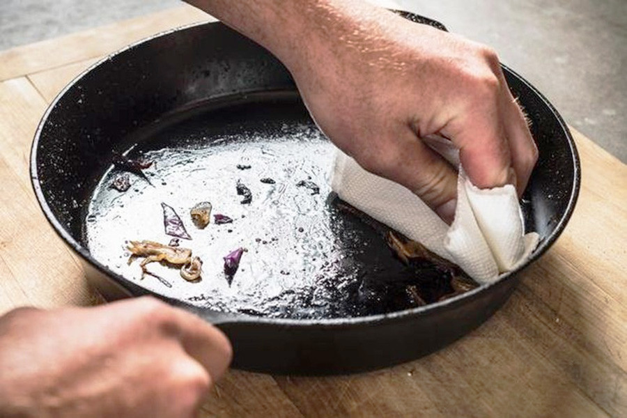 5 cach lam sach nha cua voi ba ca phe