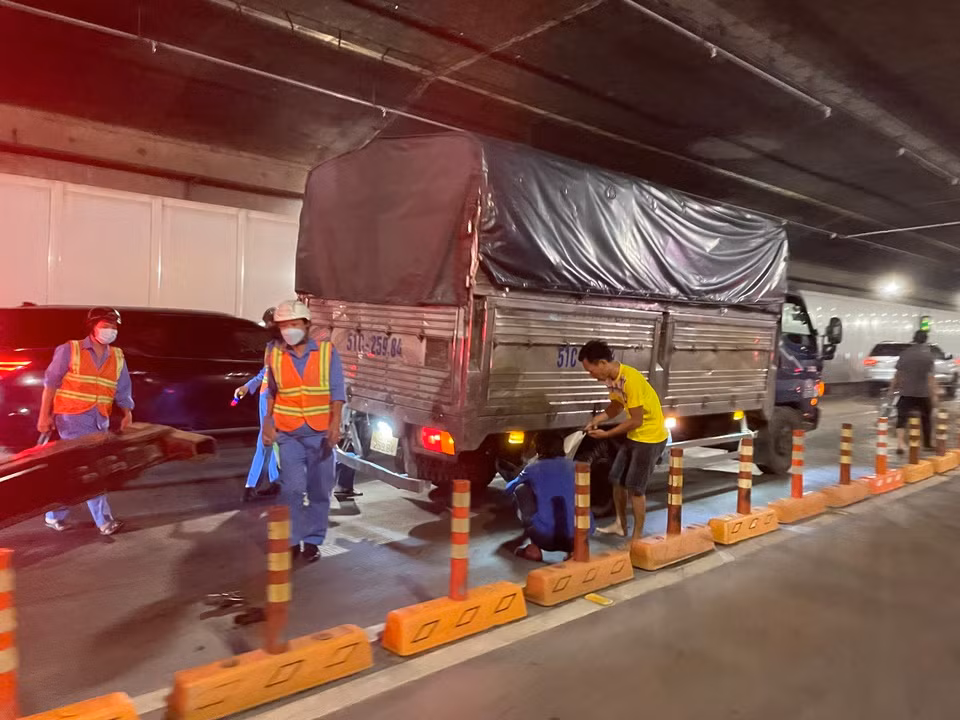 Xe tai no lop trong ham song Sai Gon, dai lo Vo Van Kiet un u