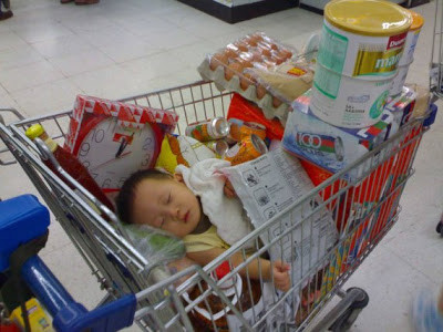 Khi bé đi siêu thị.