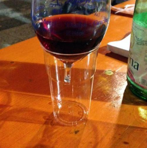 Một cách sáng tạo khi chân chiếc ly bị gãy.