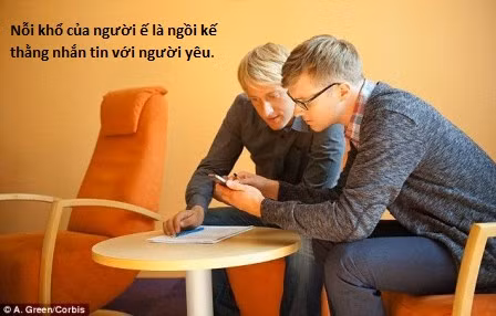 Nỗi khổ của dân F.A là khi ngồi cạnh những thằng đang nhắn tin với "gấu".