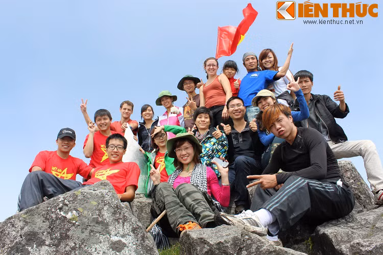 Cả đoàn cùng nhau tận hưởng giây phút có một không hai khi chính bản thân mỗi người chinh phục “Nóc nhà Đông Dương”. Bạn Hue Van trong nhóm "Du lịch bụi" chia sẻ: "Cảm giác sung sướng khó tả, những mệt mỏi khó khăn trên đường đi đã tan biến hết, bản thân chinh phục đỉnh Fansipan là một điều khó tin".