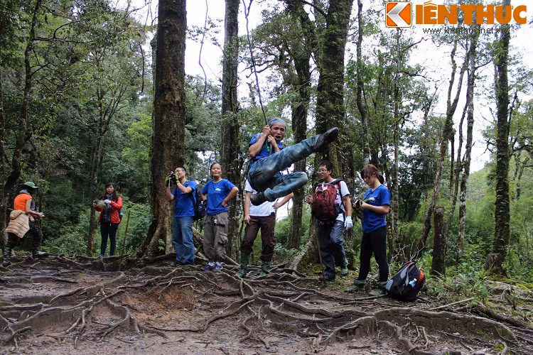 Dù đường đi vất vả và nguy hiểm nhưng các phượt thủ cũng không quên ghi lại những phút giây thư giãn, vui đùa ở dọc đường.