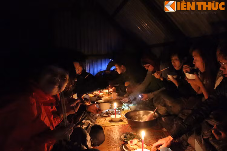 Ăn tối và nghỉ ngơi ở độ cao trên 2.800m, một bữa tối ấm cúng và nhiều điều sẻ chia cùng với nhau.