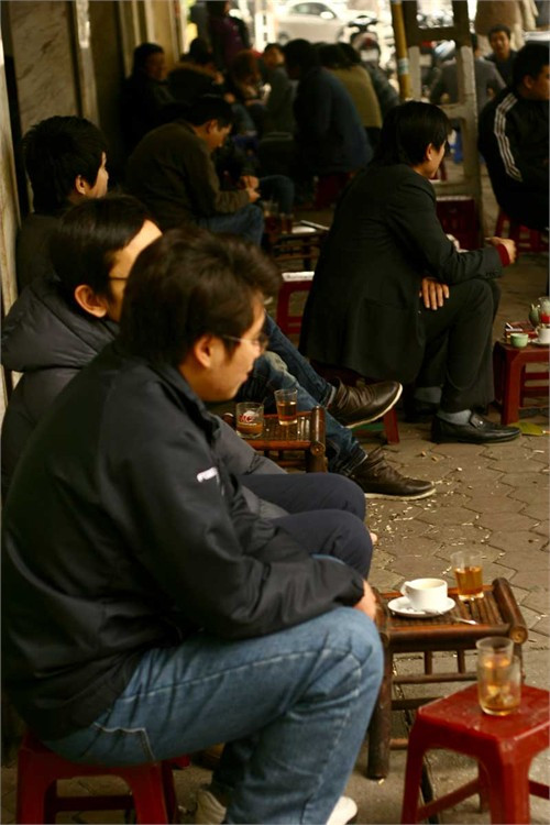 Vào những buổi sáng, ngoài những bạn chọn quán cafe kín gió để ngồi thì vẫn còn đó hình ảnh những bạn trẻ co ro ngồi nhâm nhi tách cafe vỉa hè trên phố là hình ảnh này không phải hiếm. Ảnh: Suckhoedoisong.