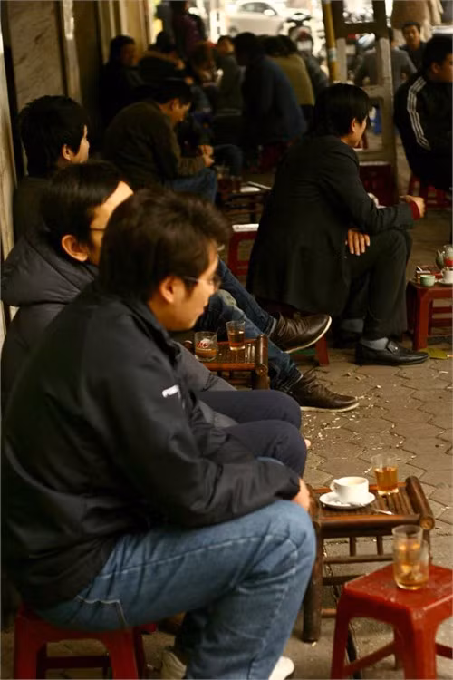 Vào những buổi sáng, ngoài những bạn chọn quán cafe kín gió để ngồi thì vẫn còn đó hình ảnh những bạn trẻ co ro ngồi nhâm nhi tách cafe vỉa hè trên phố là hình ảnh này không phải hiếm. Ảnh: Suckhoedoisong.