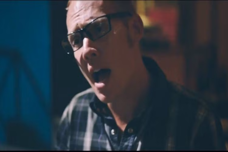 Điều khiến nhiều người cảm thấy thú vị nhất không chỉ vì ca sĩ thể hiện lại là một anh chàng người Mỹ 100% mà còn ở độ hay của bản cover. Ryan Ford hay còn được biết đến với cái tên tiếng Việt dễ thương Ryan Duy Hùng chính là tác giả của clip này.