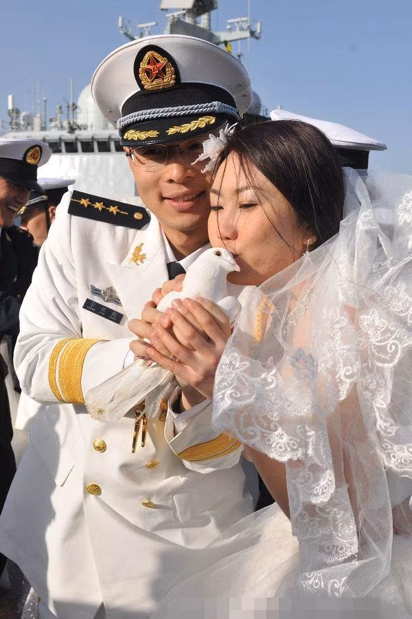 Nhiều lời chúc phúc đã được gửi đến những cặp đôi mới cưới này đồng thời cư dân mạng cũng không quên dành tặng những lời khen cho những cô dâu, những người xinh đẹp nhất ngày hôm đó.